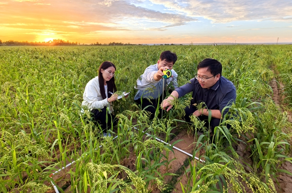 李伟副研究员（右）带领团队师生在“以<span class=