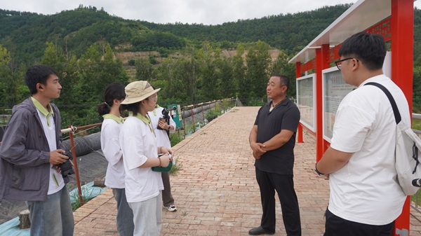 枣湾村技术员告诉我们村民难处.jpg