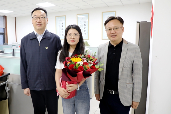 副校长郑英宁看望慰问新进教师、食品学院刘哲.jpg