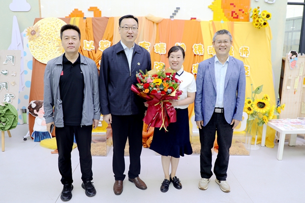 副校长郑英宁看望慰问新进教师、幼儿园刘晶.jpg