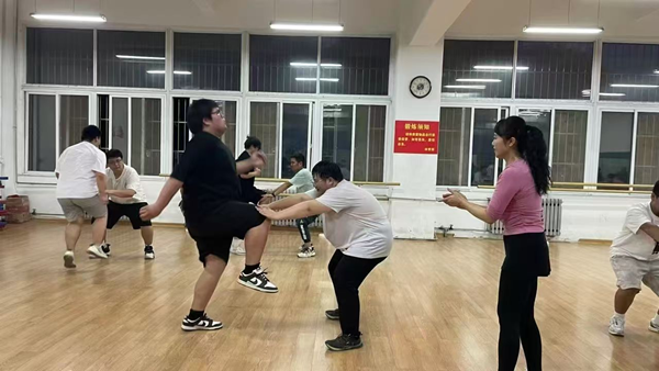 王艳鼓励超重学生运动_副本.png