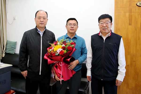 吴普特、韦革宏看望慰问资环学院王铁成教授.jpg