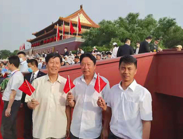 2赵柳（中）在北京参加建党百年庆祝活动000.jpg