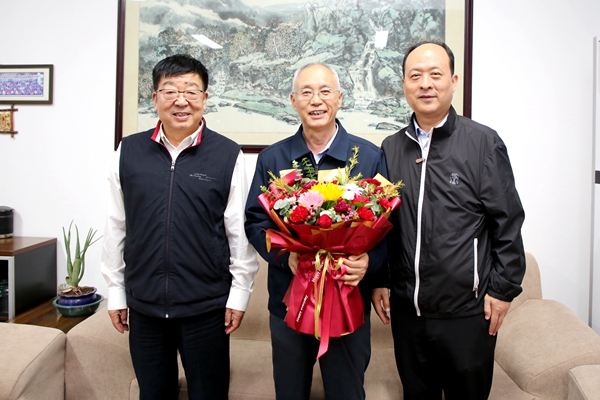 吴普特、韦革宏看望慰问水建学院蔡焕杰教授.jpg