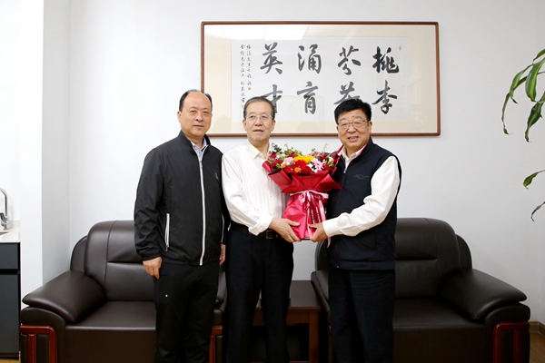 吴普特、韦革宏看望慰问张涌院士.jpg