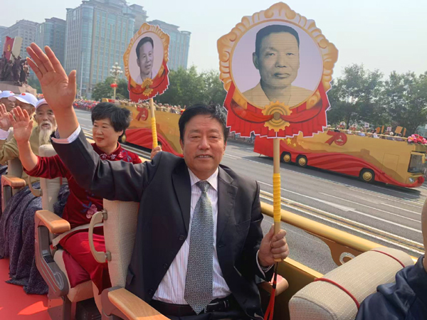 3赵柳参加建国70周年庆祝活动时在天安门前的留念000.jpg