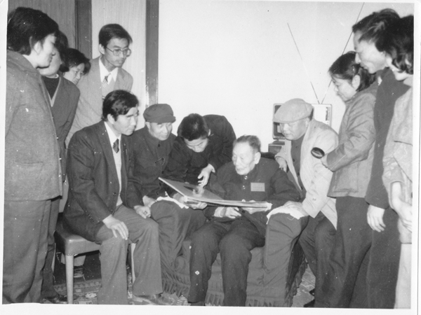 80年代，农八师师长陈冰（前排左二）看望原兵团原司令陶峙岳将军_副本.jpg
