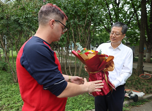 副校长罗军看望慰问语言文化学院Matthew Bullerman_副本.jpg