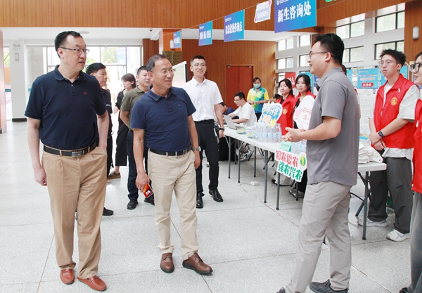 校领导在南校区绣山活动中心了解新生接待情况_副本.jpg