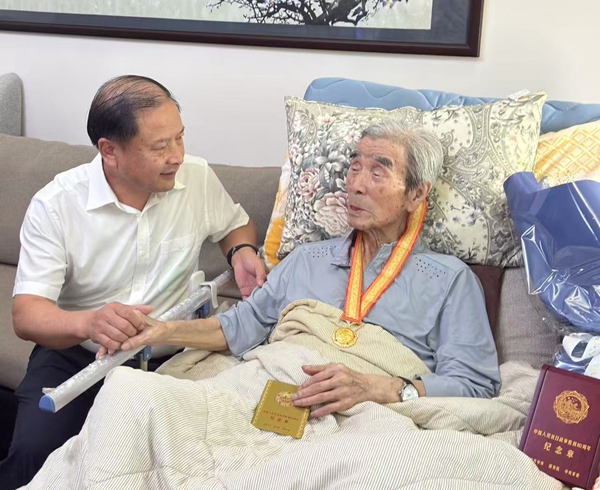 8月19日，珠海市退役军人事务局领导给陈冰颁发抗日战争胜利80周年纪念章_副本.jpg
