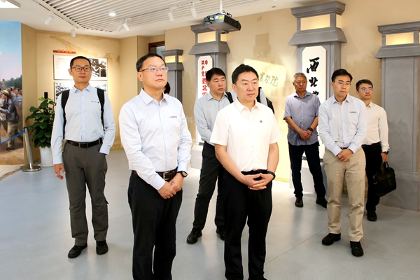 苏赋一行参观校史馆.jpg