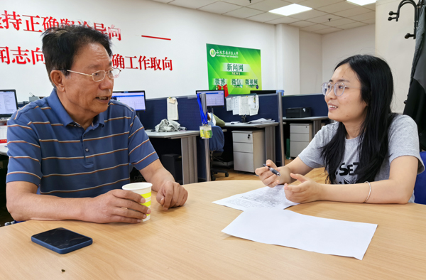 2赵柳接受学生记者采访000.jpg