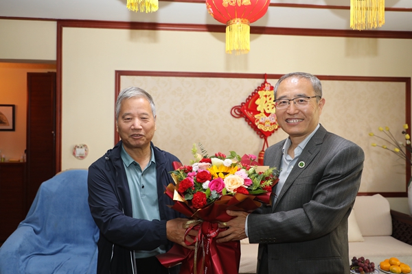 纪委书记陈红慰问退休教师郭康权_副本.jpg