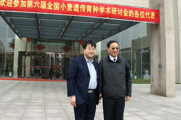 张正茂与李振声老师合影留念.jpg