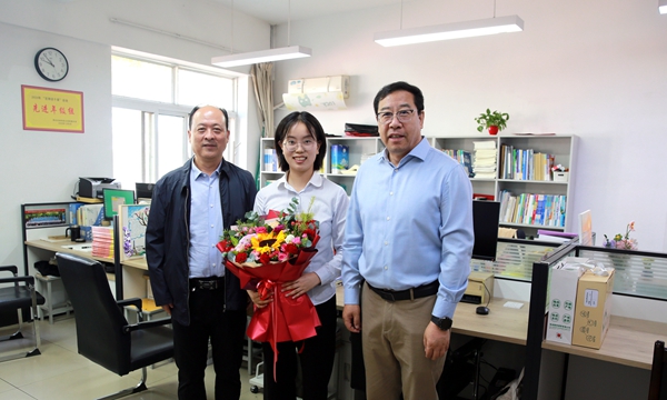 校党委书记黄思光、常务副校长韦革宏看望慰问附中英语教师周雨欣_副本.jpg