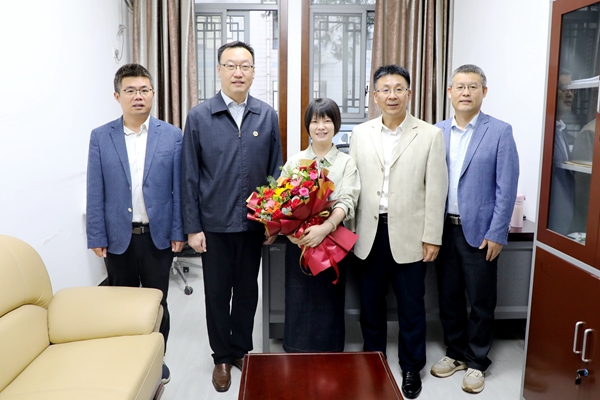 副校长郑英宁看望慰问新进教师、人文学院李永萍.jpg