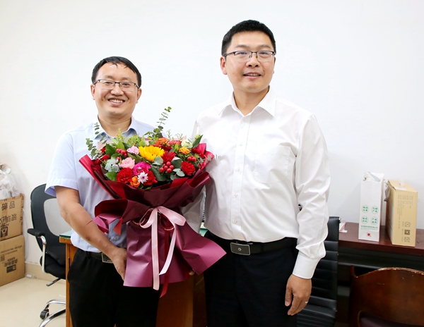 副校长马闯看望慰问化学与药学院余瑞金教授_副本.jpg