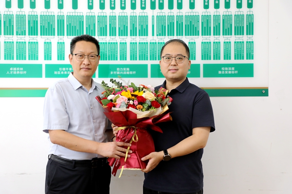 副校长孙马看望慰问语言文化学院张杰副教授.jpg