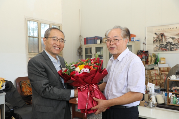 纪委书记陈红慰问退休教师李梦楼_副本.jpg