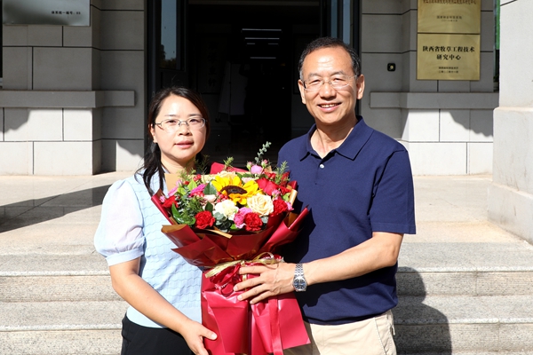 校党委副书记闫祖书慰问草业学院党委副书记 辛清婷_副本.jpg