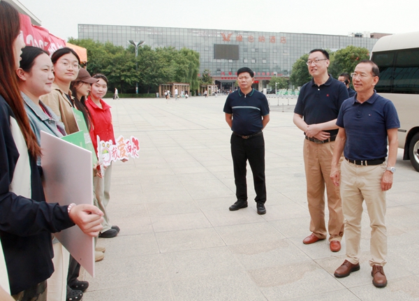 校领导在杨凌高铁站与志愿者亲切交流_副本.jpg