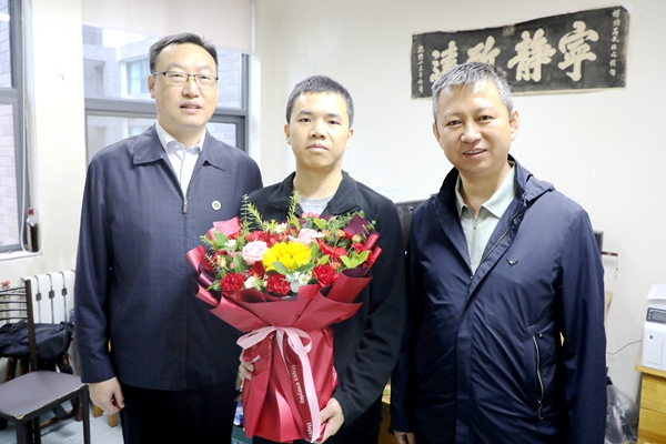 副校长郑英宁看望慰问新进教师、葡萄酒学院汪兴杰.jpg