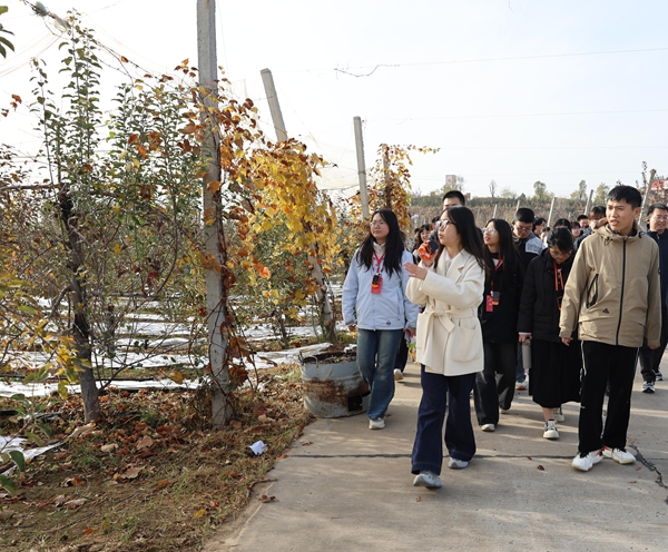 参观南沟村果园_副本.jpg