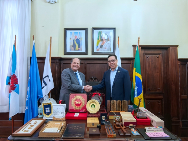 1 黄思光与Francisco Rondinelli主任互赠纪念品_副本.jpg