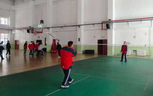 开展羽毛球课.png