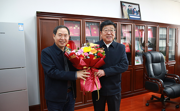 2吴普特校长看望慰问植保学院教授、中国工程院院士康振生.jpg