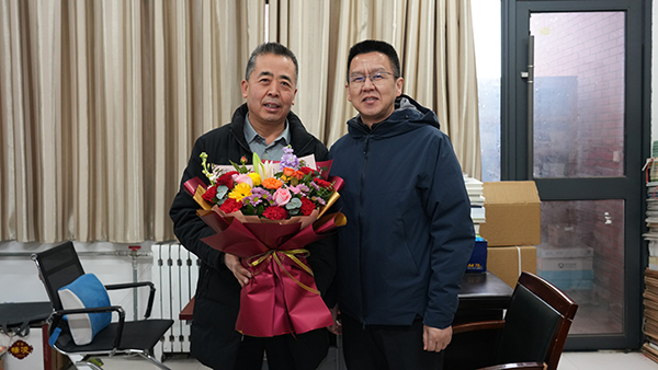 2. 副校长刘天军看望慰问农学院冯佰利教授.jpg