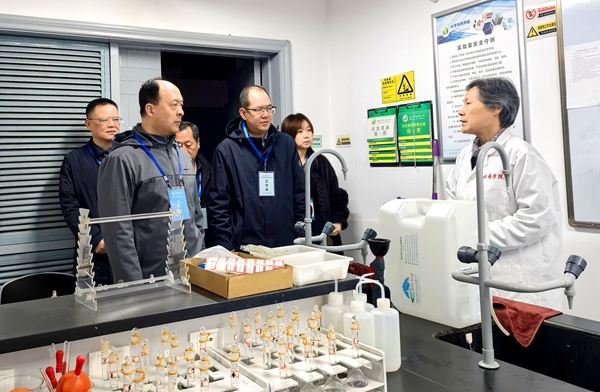 7常务副校长韦革宏检查新学期实验室准备工作(刘桂玲 摄)_副本.jpg