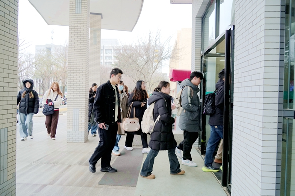 2学生走进南校区1号教学楼(徐鑫摄)_副本.jpg