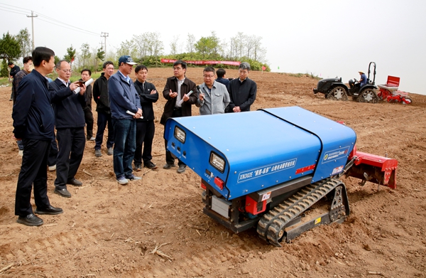 中国农业机械工业协会会长陈志（左三）等了解“横摆+纵移”山地电动履带拖拉机研发情况_副本.jpg