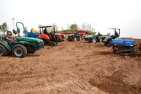 6台丘陵山地农机新设备宜君山坡试身手_副本.jpg