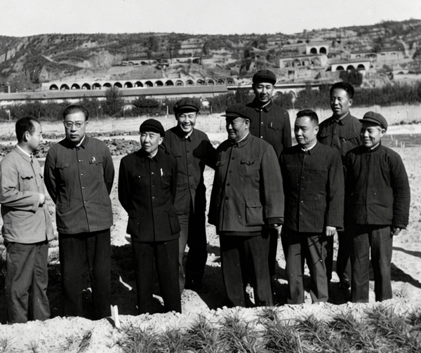 1979年10月23日于光华农场，右起延安地区农科所顾问侯同文，延安地区专员土金璋，陕北老区建设委员会副主任吴生秀，农委顾问王观瀛，，陕西省农业局局长常君毅，王立祥.png