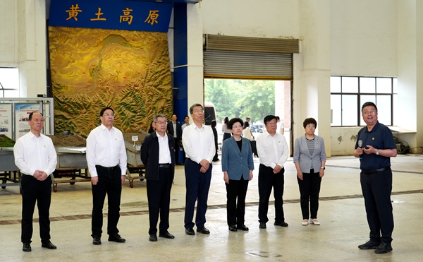 03怀进鹏在我校水土保持与荒漠化整治全国重点实验室调研_副本.jpg