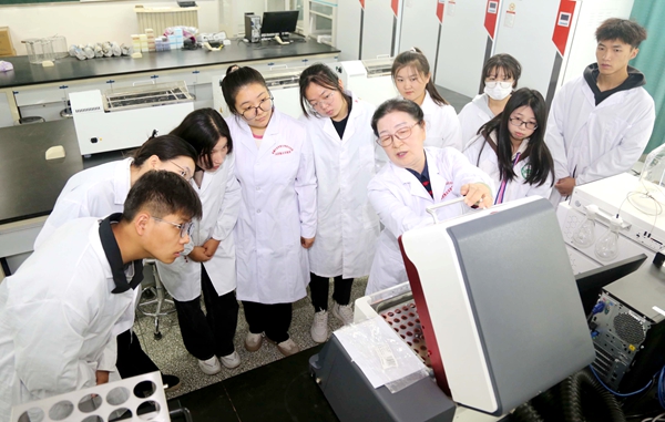 王惠老师在给学生讲解仪器使用要领_副本.jpg