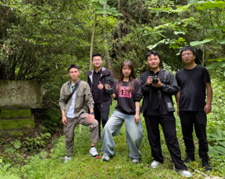 图一:助力团成员与二里镇干部秦峰在秦巴茗冠古茶树前合影.png
