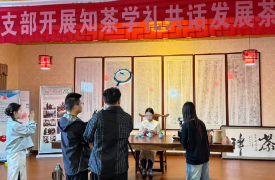 图二:助力团成员拍摄制茶流程.png