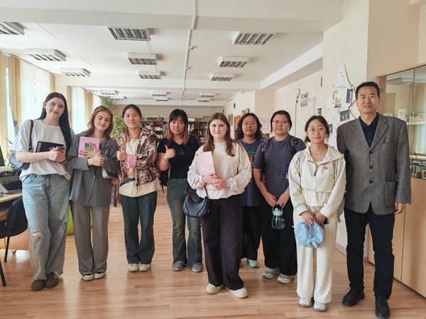 白方志愿者带领学生参观图书馆_副本.jpg