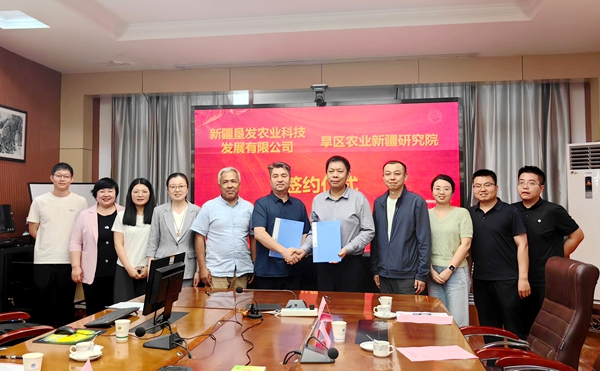 院企联合,科技赋能,共同打造南疆千万级黑宝石李子产业园 (1)_副本.jpg