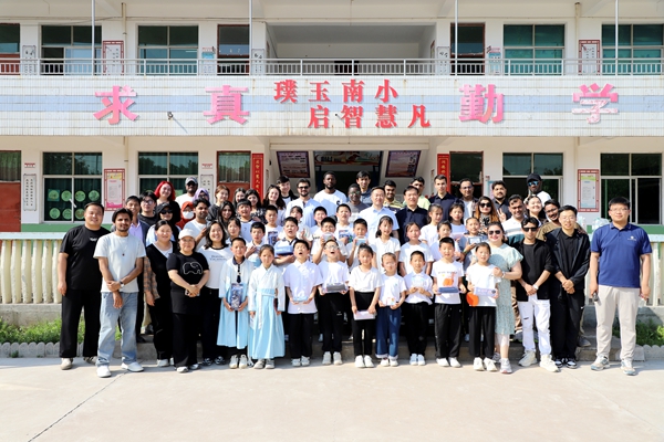 留学生与南沟村小学学生合影_副本.jpg
