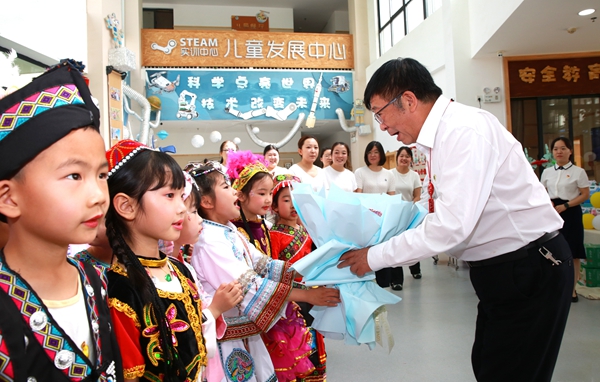 12节日快乐小朋友_副本.jpg