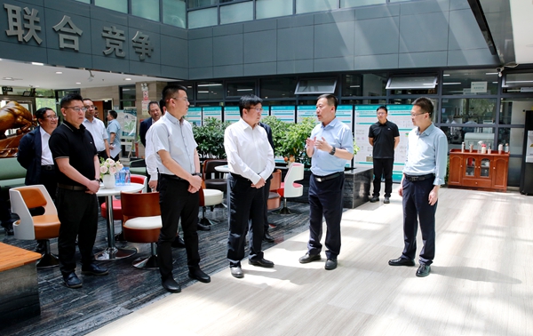 甘肃农业大学校长柴强(右二)向吴普特校长一行介绍省部共建干旱生境作物学国家重点实验室建设情况.jpg