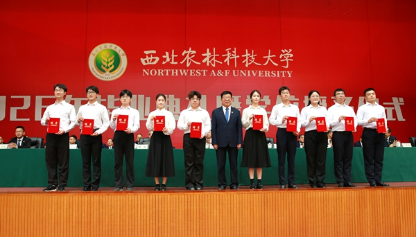 校长吴普特为2026届校友联络员代表颁发聘书并合影.JPG