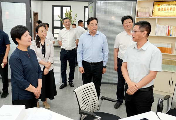 蔡丽新与我校人文社会发展学院刘鹏教授交流“法治小院”志愿服务工作情况.jpg