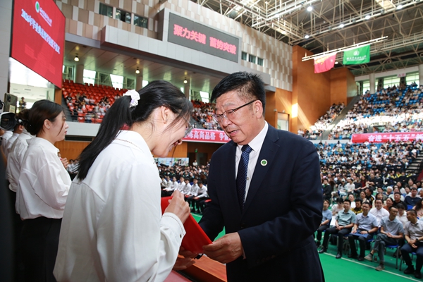 校长吴普特为2026年研究生优秀学位论文获奖学生颁奖-副本.jpg