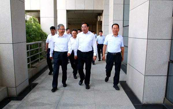 4黄思光与宝鸡市委书记陈晓勇(左)交流_副本11.jpg
