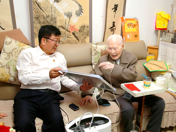 吴普特代表陕西省委和学校看望慰问熊运章先生_副本.jpg